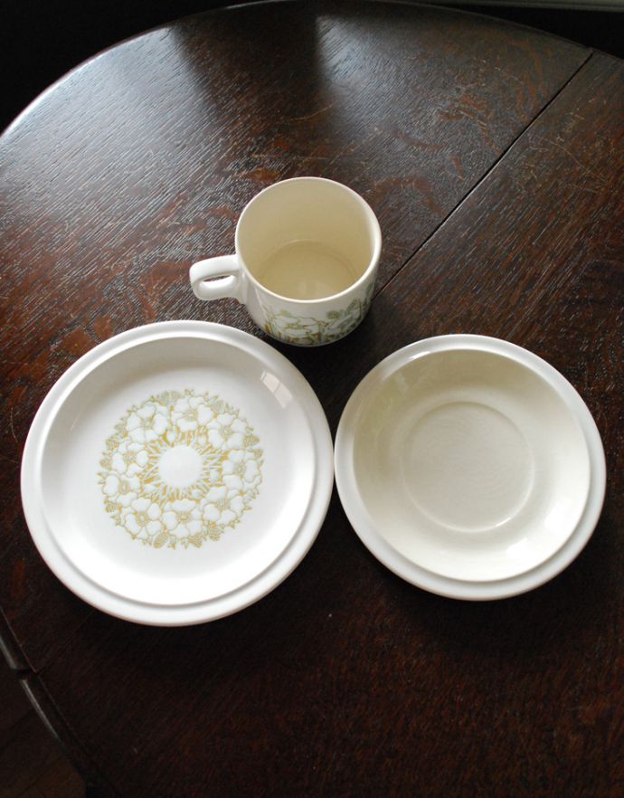 アンティーク 陶磁器の雑貨　アンティーク雑貨　イギリスのビンテージ食器、ホーンジー社のカップ＆ソーサー（フルール）。内側もキレイな状態です。(k-1563-z)