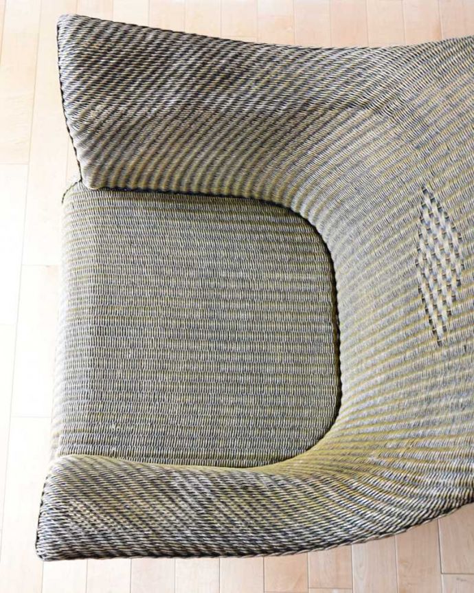 ロイドルーム　アンティーク チェア　アンティークのロイドルームチェア、編み目模様も素敵なリビングチェア。しっかり編み込まれているので座り心地抜群です座面は広々していて、キレイにペイントされています。(k-1565-c)