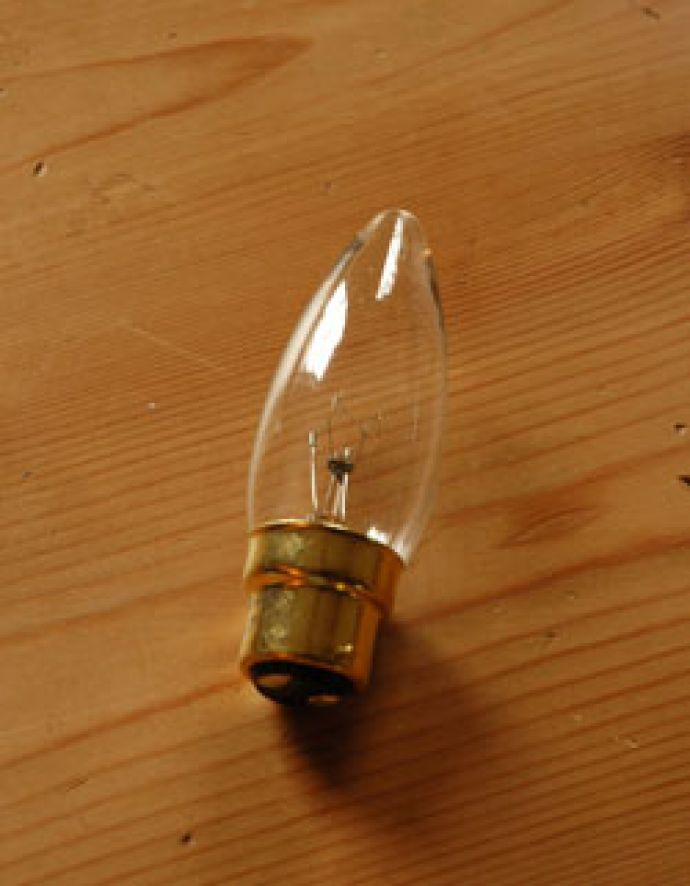 スタンドライト　照明・ライティング　アンティークの英国照明、美しいテーブルランプ（新しいシェード付き）（Ｂ22シャンデリア球付）。電球は、イギリス球タイプで仕上げてあります。(k-1703-z)