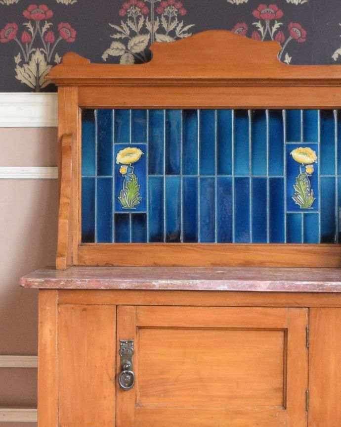 サイドボード　アンティーク家具　鮮やかなブルーのタイルが印象的なアンティークのウォッシュスタンド。正面にもアンティークのタイルが貼ってあります。(k-1566-f)