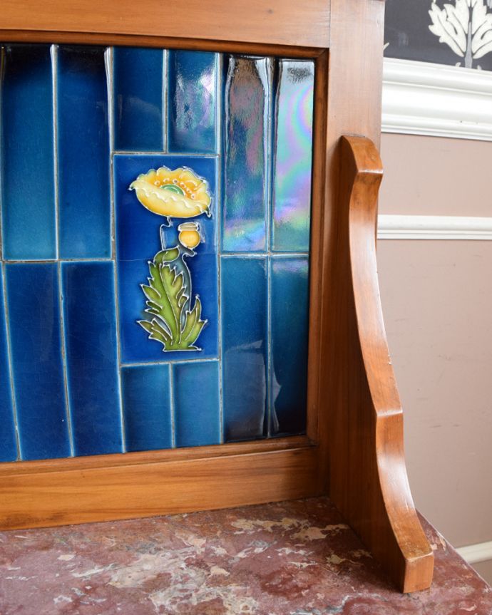 サイドボード　アンティーク家具　鮮やかなブルーのタイルが印象的なアンティークのウォッシュスタンド。美しい装飾が施されています。(k-1566-f)