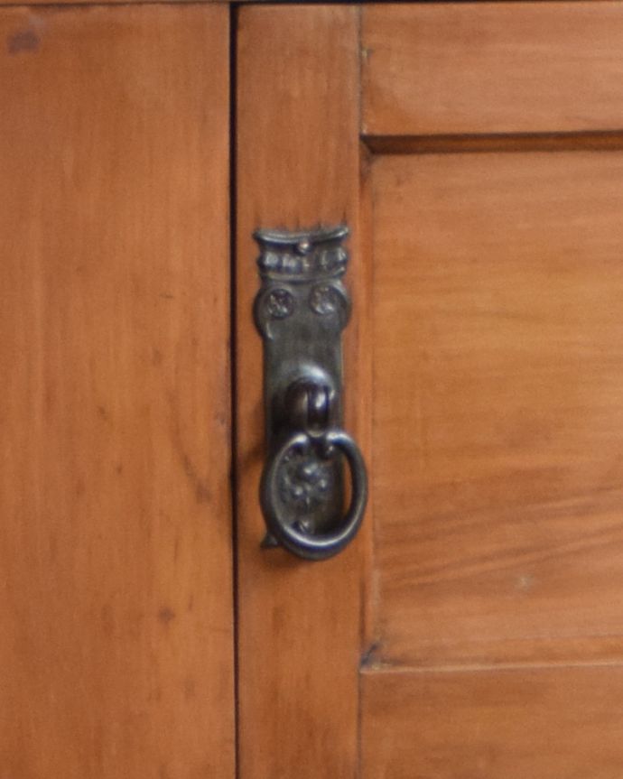 サイドボード　アンティーク家具　鮮やかなブルーのタイルが印象的なアンティークのウォッシュスタンド。扉の取っ手はリングタイプ。(k-1566-f)