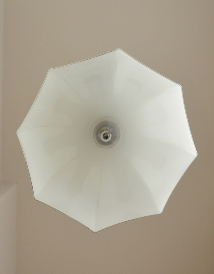 ペンダントライト　照明・ライティング　シンプルなバルーン型のアンティークペンダントライト（天井付け照明）（コード・シャンデリア球・ギャラリーなし））。下から見るとこんな感じ。(k-1569-z)