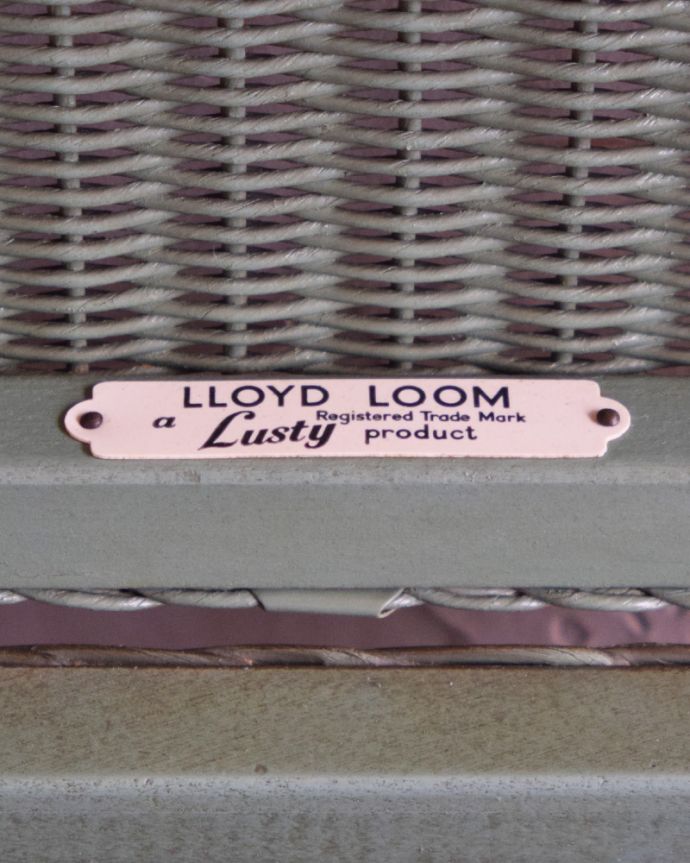 ロイドルーム　アンティーク家具　LLOYD LOOMのアンティーク家具、ハーフムーン型のランドリーボックス。「LLOYD LOOM」のタグが残っていました。(k-1570-f)