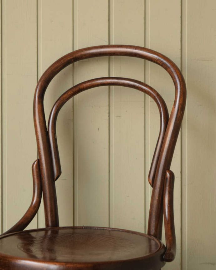 ベントウッドチェア　アンティーク チェア　座面の模様もお洒落なダブルループバックのベントウッドチェア、アンティークの英国輸入椅子 。美しいだけじゃなくて強い！背もたれは木を切り出しているのではなく、1本の木材を蒸気で蒸して曲げているので、繊維が断ち切られず粘りがあって丈夫なんです。(k-1571-c)