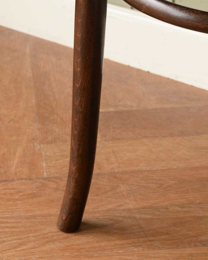 ベントウッドチェア　アンティーク チェア　座面の模様もお洒落なダブルループバックのベントウッドチェア、アンティークの英国輸入椅子 。床を滑らせて移動出来ますHandleではアンティークチェアの脚の裏にフェルトキーパーをお付けしています。(k-1571-c)