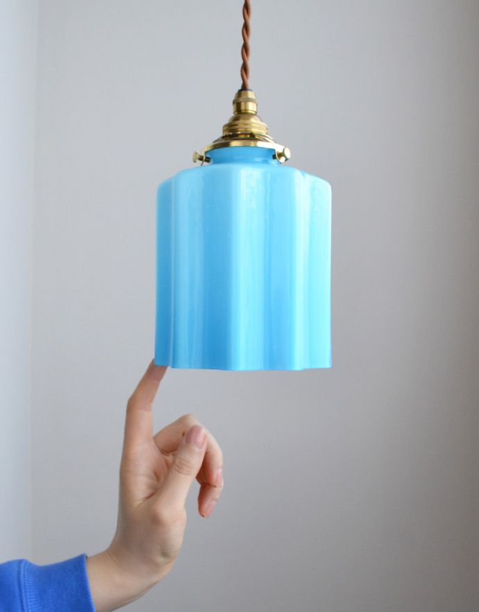 ペンダントライト　照明・ライティング　清々しいブルーカラーのアンティーク天井付け照明（ペンダントライト）。アンティークのミルクガラスは、光を通すとなんとも言えないステキな雰囲気でお部屋を照らしてくれます。(k-1571-z)