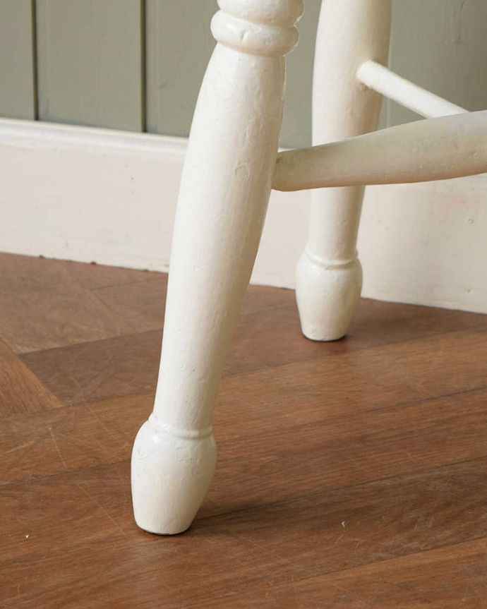 スツール・オットマン　アンティーク チェア　イギリスで見つけたホワイトペイントのアンティークスツール　。移動もラクラクの理由は…Handleではアンティークチェアの脚の裏にフェルトキーパーをお付けしています。(k-1573-c)