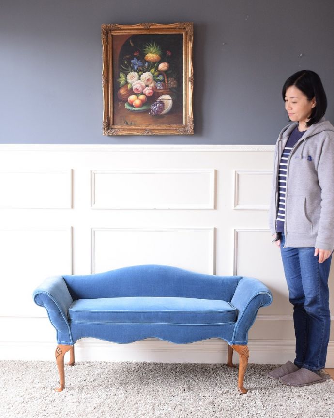 セティ・ソファ・ベンチ　アンティーク チェア　優雅なアンティーク英国家具、ブルーが美しい布張りのセティー（長椅子）。最上級の美しさで見た人みんなを魅了する椅子アンティークの椅子の中でも特に美しいセティ。(k-1578-c)