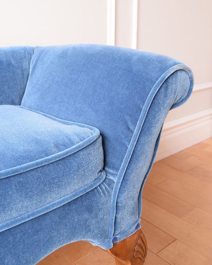 セティ・ソファ・ベンチ　アンティーク チェア　優雅なアンティーク英国家具、ブルーが美しい布張りのセティー（長椅子）。デザインされたアーム部分肘を掛けれるようにデザインされたアームの形まで優雅なんです。(k-1578-c)