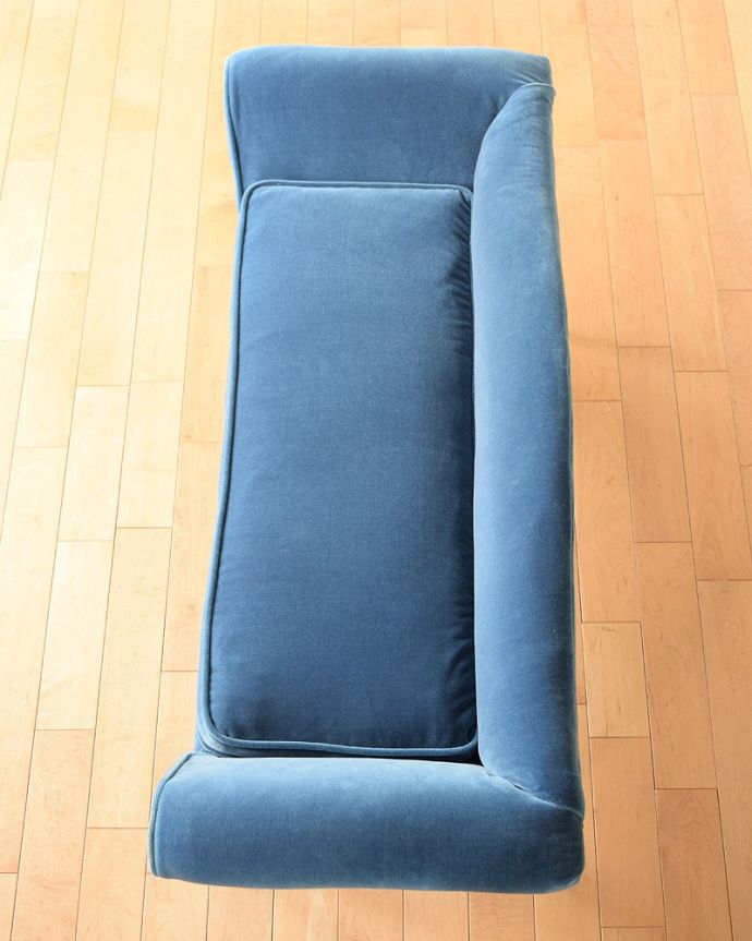 セティ・ソファ・ベンチ　アンティーク チェア　優雅なアンティーク英国家具、ブルーが美しい布張りのセティー（長椅子）。新しい生地で張り替えました修復の際、一度、古い生地を剥がして木製部分を組みなおしし、強度を持たせてから新しい生地で張り替えました。(k-1578-c)