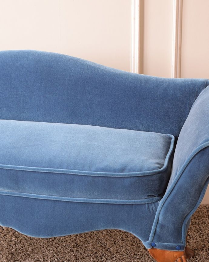 セティ・ソファ・ベンチ　アンティーク チェア　優雅なアンティーク英国家具、ブルーが美しい布張りのセティー（長椅子）。どこを切り取っても美しいシルエットアンティークの椅子らしい高級感が溢れるフォルム。(k-1578-c)