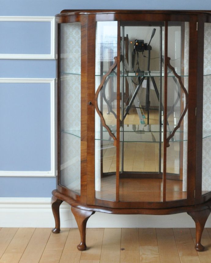 アンティークのキャビネット　アンティーク家具　英国の上品なアンティーク家具、オシャレなガラスキャビネット（飾り棚）。上品な装飾のガラスも当時のもの。(k-1580-f)