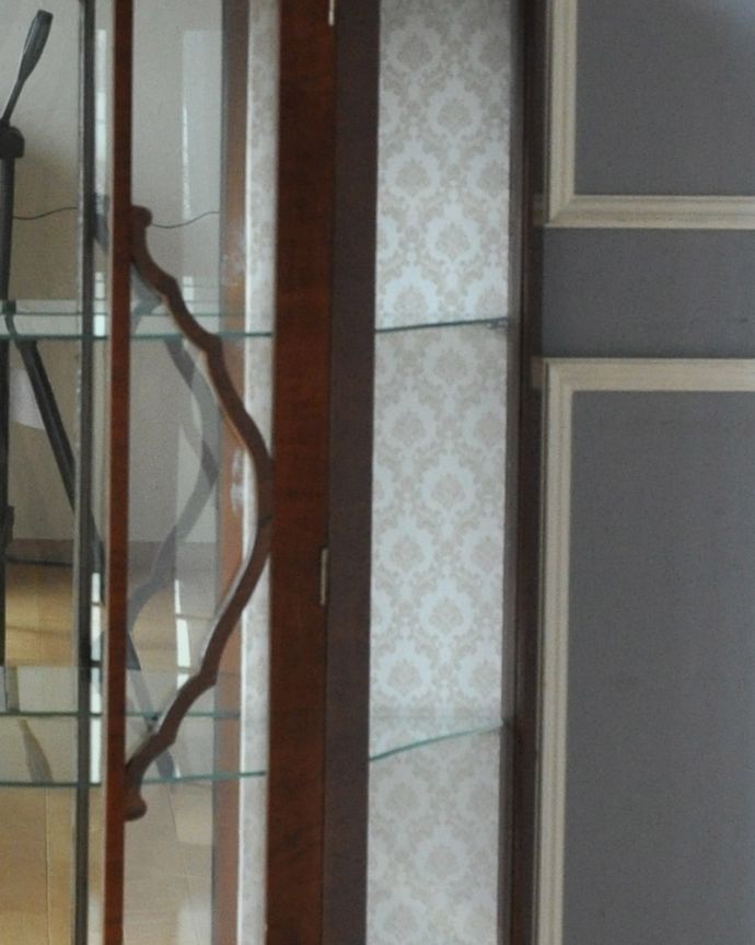 アンティークのキャビネット　アンティーク家具　英国の上品なアンティーク家具、オシャレなガラスキャビネット（飾り棚）。パッと目を引く華やかな装飾隅々まで美しくデザインされています。(k-1580-f)