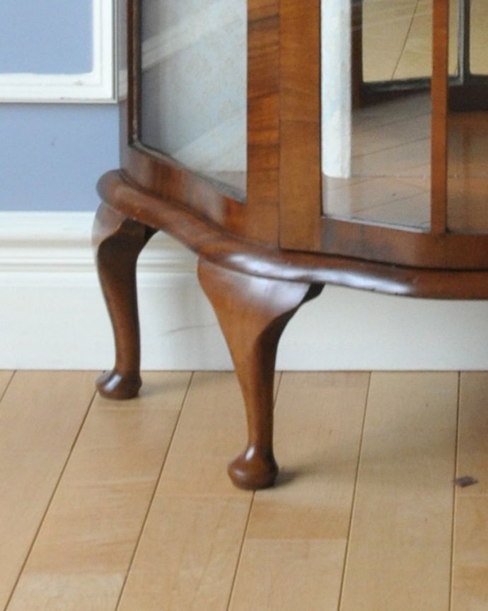 アンティークのキャビネット　アンティーク家具　英国の上品なアンティーク家具、オシャレなガラスキャビネット（飾り棚）。しなやかに伸びた脚美しい猫脚がしっかり支えてくれます。(k-1580-f)