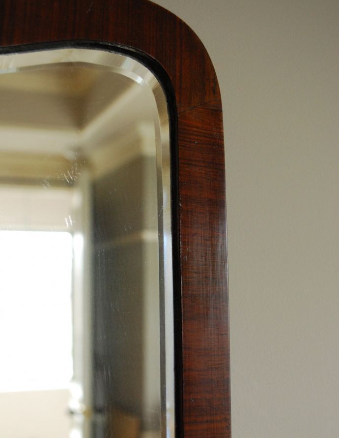 アンティーク フレーム付きミラー　アンティーク雑貨　英国スタイルのアンティーク鏡、マホガニー材の木製フレームアンティークミラー。滑らかな曲線が美しいマホガニー材のフレームです。(k-1581-z)