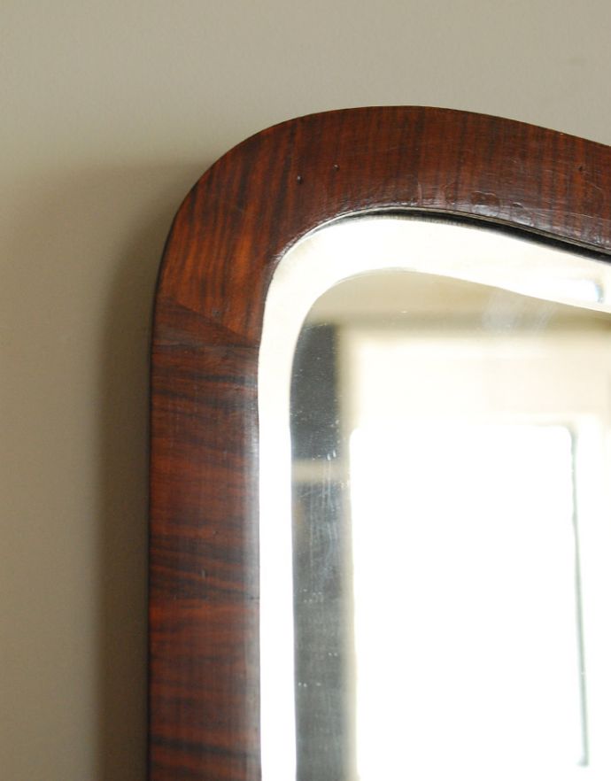 アンティーク フレーム付きミラー　アンティーク雑貨　英国スタイルのアンティーク鏡、マホガニー材の木製フレームアンティークミラー。マホガニー材の木目からは高級感が感じられます。(k-1581-z)