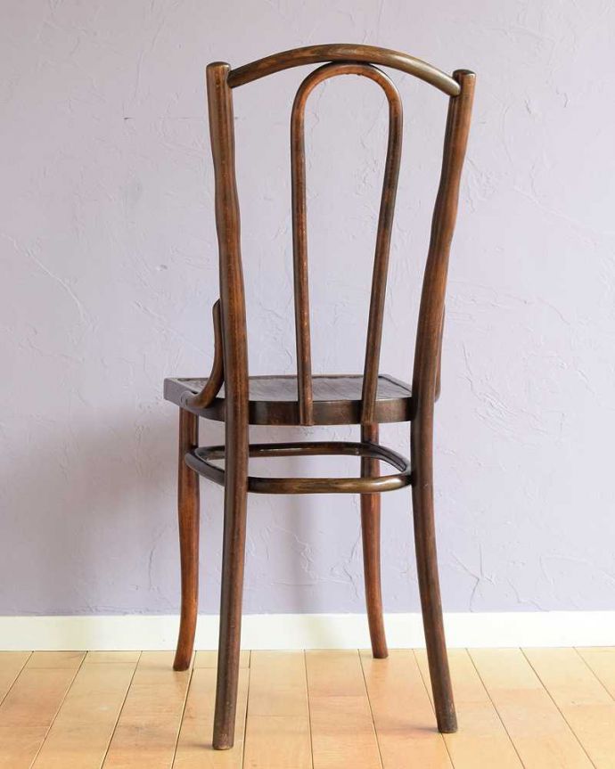 ベントウッドチェア　アンティーク チェア　英国のアンティーク椅子、曲げ木が美しいベントウッドチェア。後ろ姿にも自信があります！アンティークは新品ではないので経年変化によるキズはありますが、しっかり修復して組み直したので安心して座って頂けます。(k-1584-c)