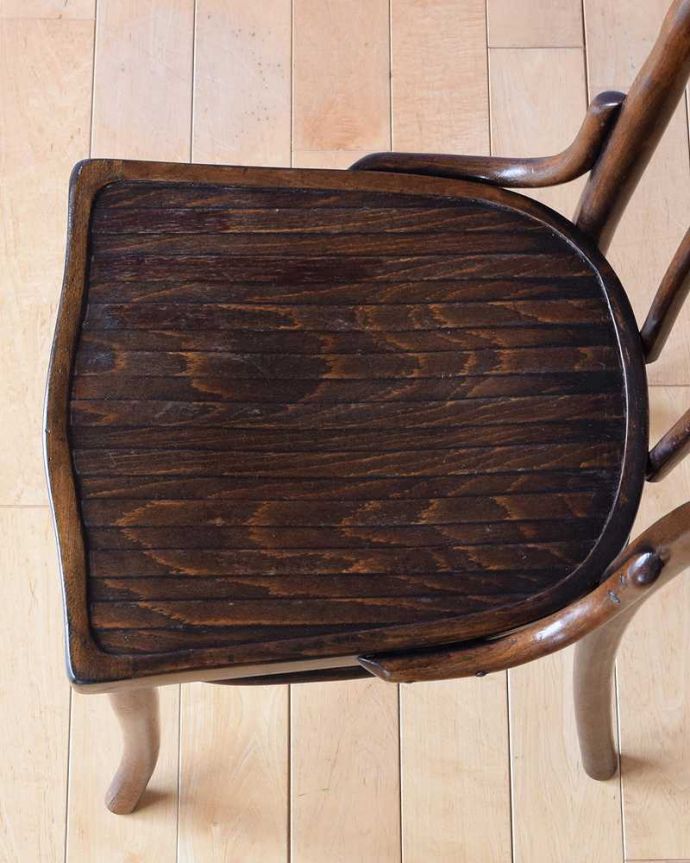 ベントウッドチェア　アンティーク チェア　英国のアンティーク椅子、曲げ木が美しいベントウッドチェア。座面にも個性があります背もたれだけじゃなく座面にも注目！丸みを帯びた可愛い座面がベントウッドの特長です。(k-1584-c)
