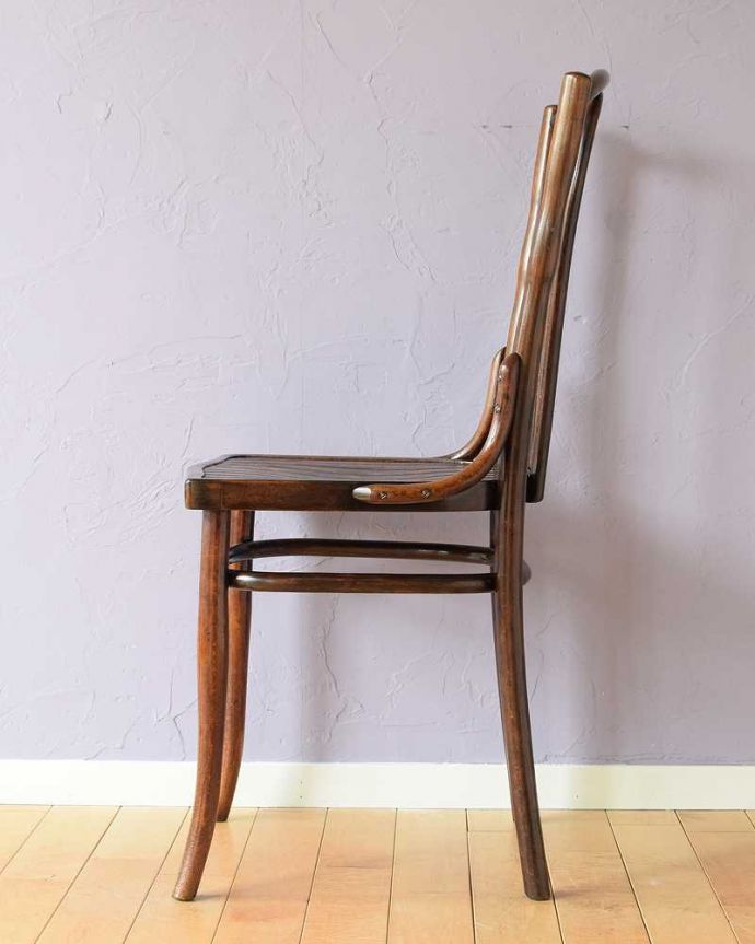 ベントウッドチェア　アンティーク チェア　英国のアンティーク椅子、曲げ木が美しいベントウッドチェア。横顔も英国らしいカッコよさ英国のパブの雰囲気たっぷりのベントウッドチェアは、横から見てもカッコイイんです。(k-1584-c)