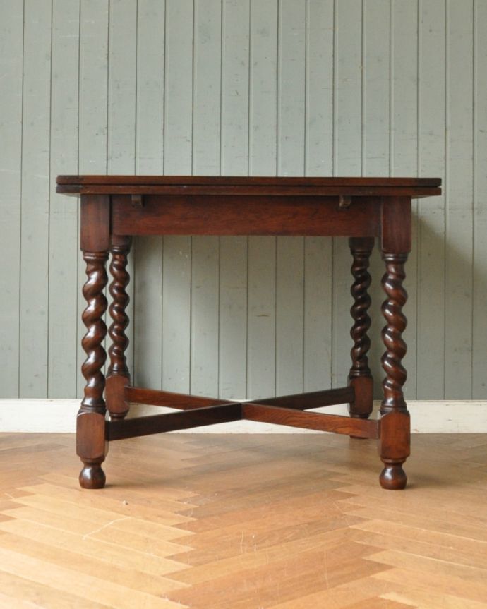 ロイドテーブル　アンティーク家具　ダイニングで使うアンティーク家具、ドローリーフテーブル（伸張タイプ）。温かみのある落ち着いた色です。(k-1584-f)