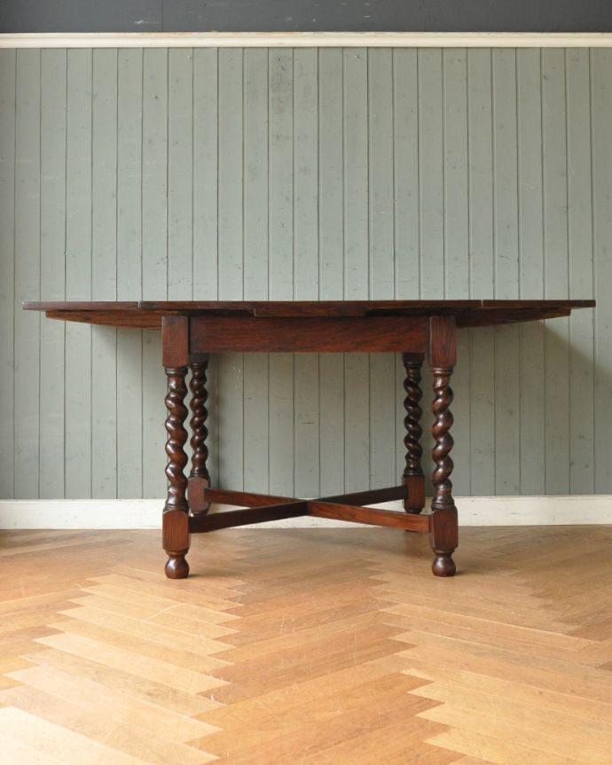 ロイドテーブル　アンティーク家具　ダイニングで使うアンティーク家具、ドローリーフテーブル（伸張タイプ）。もちろん常に広げた状態でもお使いいただけます。(k-1584-f)