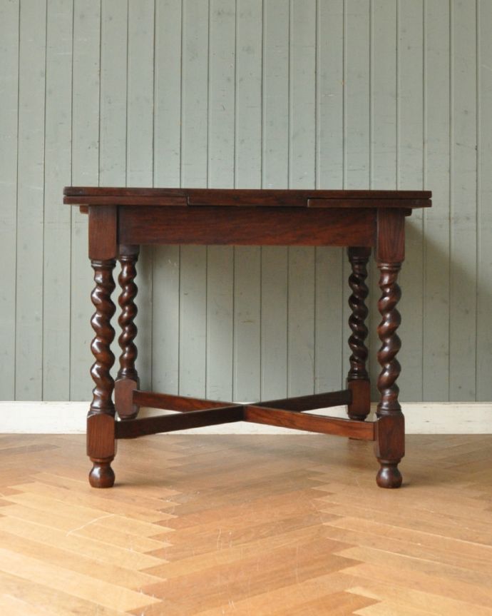 ロイドテーブル　アンティーク家具　ダイニングで使うアンティーク家具、ドローリーフテーブル（伸張タイプ）。片開きの状態でもご使用頂けます。(k-1584-f)