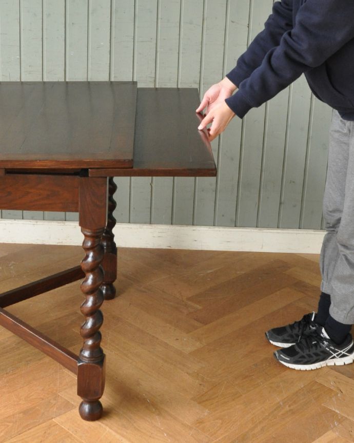 ロイドテーブル　アンティーク家具　ダイニングで使うアンティーク家具、ドローリーフテーブル（伸張タイプ）。天板は引っ張り出すだけであっという間に大きくなります。(k-1584-f)
