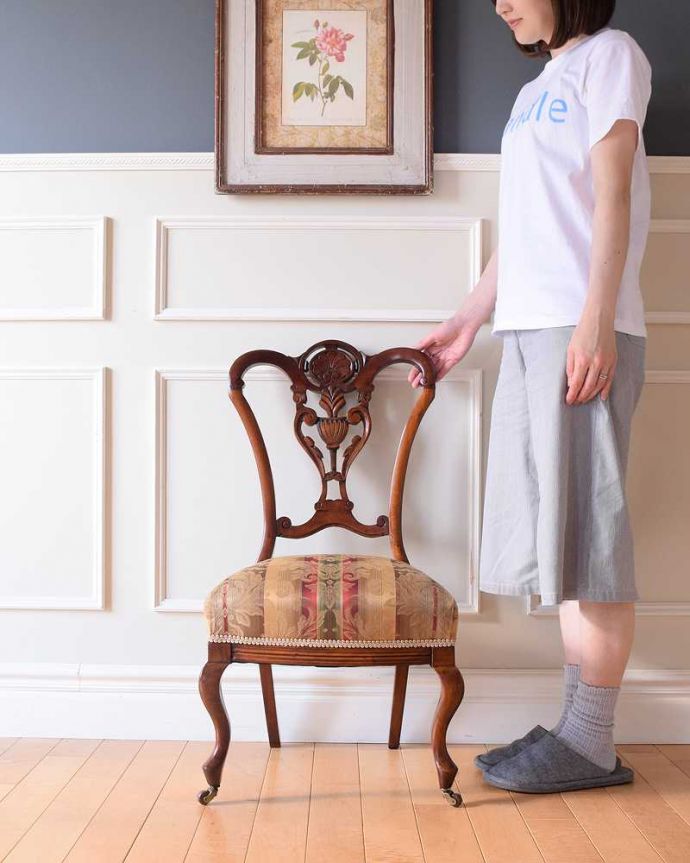 サロンチェア　アンティーク チェア　ピアスドカーヴィングが美しい、英国のアンティークナーシングチェア。赤ちゃんとお母さんのために作られた椅子授乳のためだけに造られたナーシングチェア。(k-1585-c)