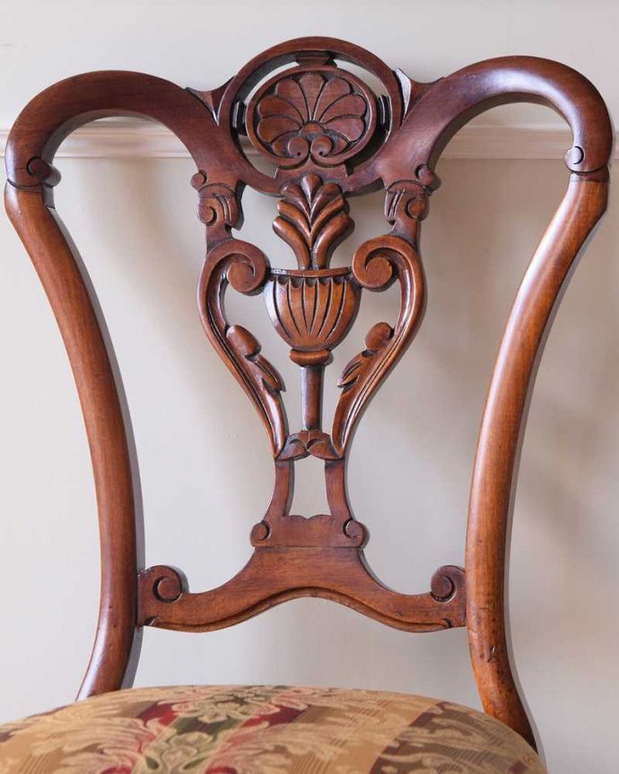 サロンチェア　アンティーク チェア　ピアスドカーヴィングが美しい、英国のアンティークナーシングチェア。贅沢な美しさはアンティークの証女性のために作られた椅子だけに、見た目が美しい。(k-1585-c)