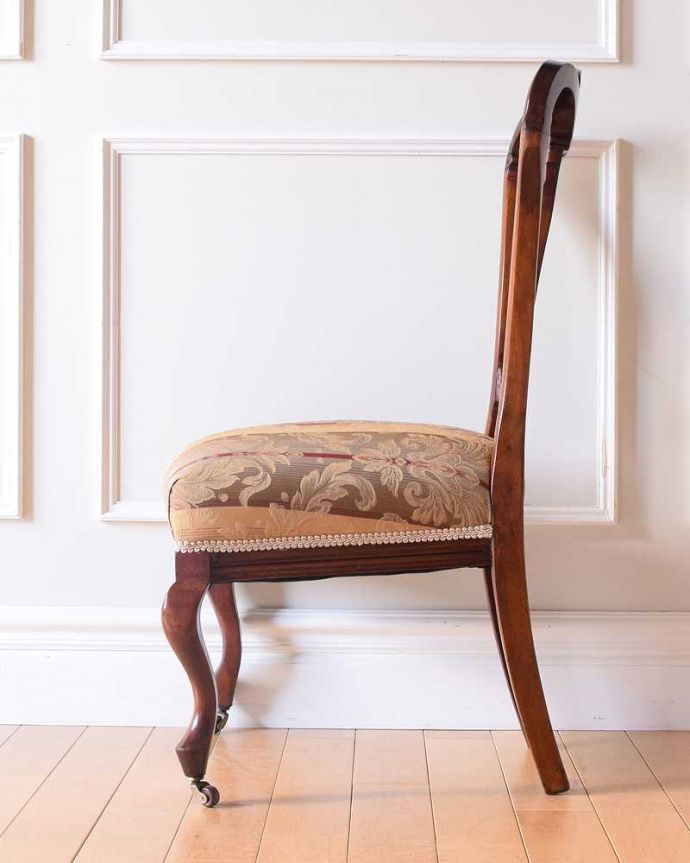 サロンチェア　アンティーク チェア　ピアスドカーヴィングが美しい、英国のアンティークナーシングチェア。横から見ても優雅な立ち姿授乳のために作られた椅子は、座面が低く背もたれの角度もゆったり。(k-1585-c)