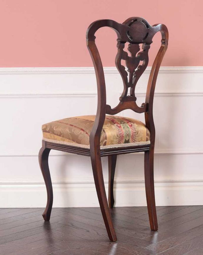 サロンチェア　アンティーク チェア　繊細な透かし彫りが施された英国輸入のアンティークサイドチェア（サロンチェア）。後ろ姿にも自信アリ並べた時に後ろから見ることも多い椅子。(k-1586-c)