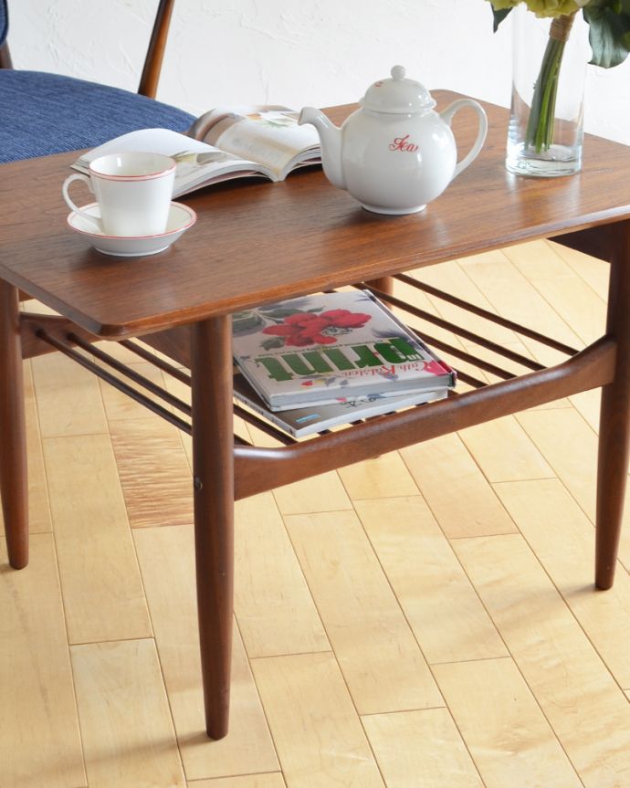 G-PLAN(Gプラン)　アンティーク家具　機能的なアンティーク家具、棚が付いた便利なコーヒーテーブル。天板の下に棚が付いています。(k-1586-f)