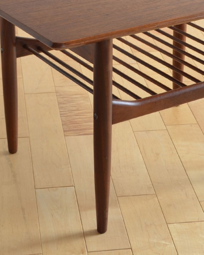 G-PLAN(Gプラン)　アンティーク家具　機能的なアンティーク家具、棚が付いた便利なコーヒーテーブル。脚先までキレイ！職人のこだわりを感じるかっこいいデザインです。(k-1586-f)