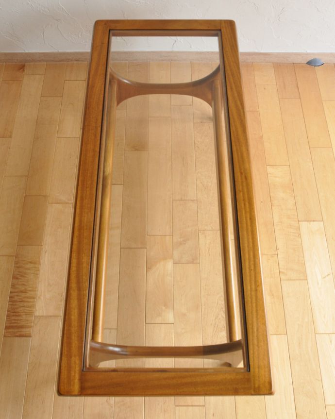 アンティークのテーブル　アンティーク家具　北欧スタイルのヴィンデージ家具、ネイサン社のガラストップコーヒーテーブル。上から見るとこんな感じ。(k-1588-f)