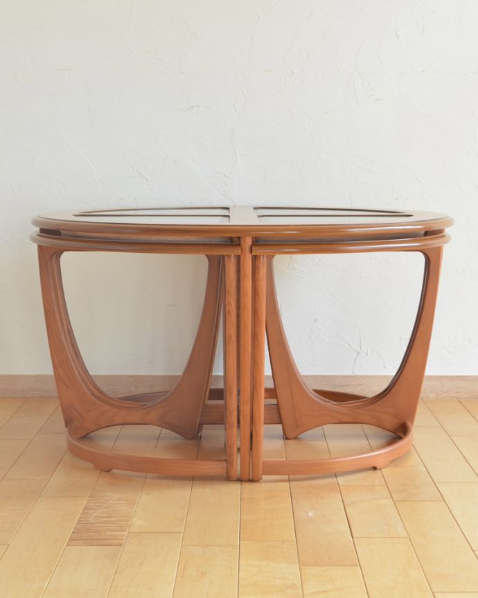 アンティークのテーブル　アンティーク家具　５つのテーブルがセットで届く！北欧スタイルのヴィンテージ家具、G-planのネストテーブル。横から見てみると･･･G-PLANらしい脚のデザイン。(k-1589-f)