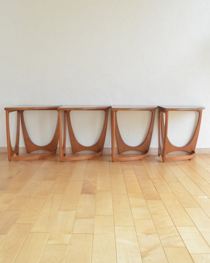 アンティークのテーブル　アンティーク家具　５つのテーブルがセットで届く！北欧スタイルのヴィンテージ家具、G-planのネストテーブル。並べてみると…4つ並べて横からみるとこんな感じです。(k-1589-f)
