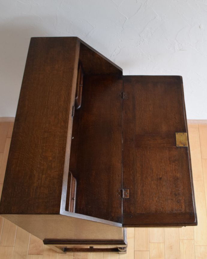 ビューロー　アンティーク家具　英国輸入のアンティーク家具、オーク材のライティングビューロー（デスク）。天板もピカピカにお直ししました。(k-1590-f)