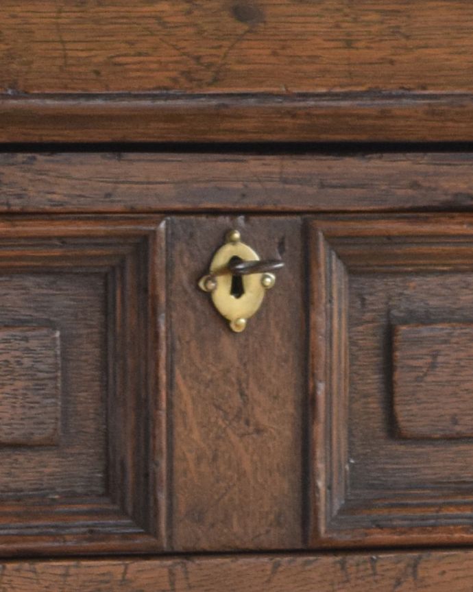 ビューロー　アンティーク家具　英国輸入のアンティーク家具、オーク材のライティングビューロー（デスク）。ビューローの取っ手は鍵です。(k-1590-f)