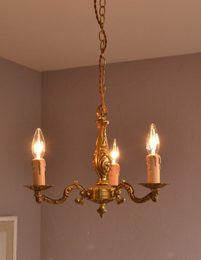 シャンデリア　照明・ライティング　フランスのアンティークシャンデリア、真鍮製3灯タイプのシャンデリア（Ｅ17シャンデリア球付）。エレガントで高級感溢れる雰囲気を演出してくれる真鍮のシャンデリアです。(k-1590-z)