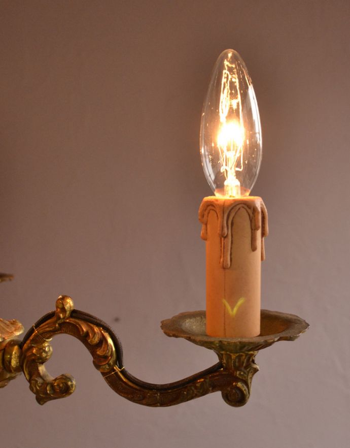 シャンデリア　照明・ライティング　フランスのアンティークシャンデリア、真鍮製3灯タイプのシャンデリア（Ｅ17シャンデリア球付）。本物のキャンドルにも見える装飾です。(k-1590-z)