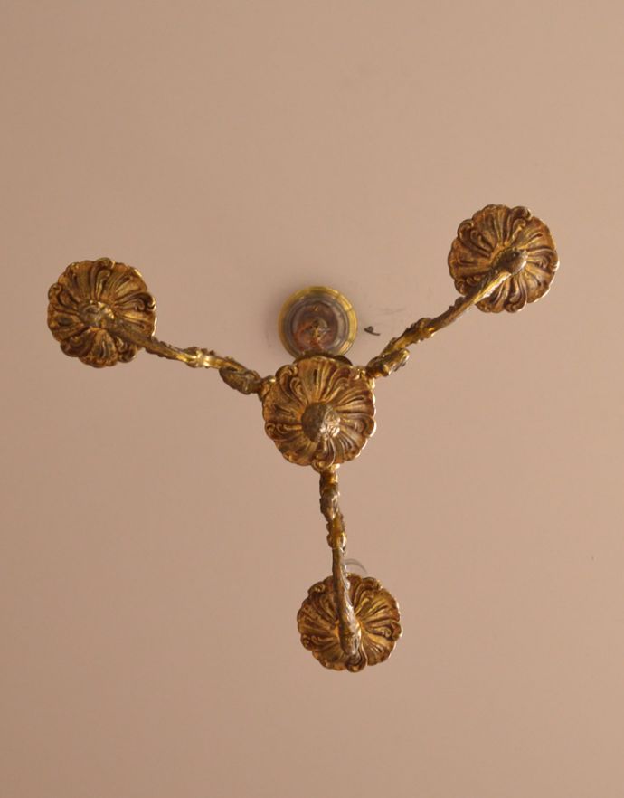 シャンデリア　照明・ライティング　フランスのアンティークシャンデリア、真鍮製3灯タイプのシャンデリア（Ｅ17シャンデリア球付）。下から眺めても、華やかで重厚な装飾が魅力です。(k-1590-z)