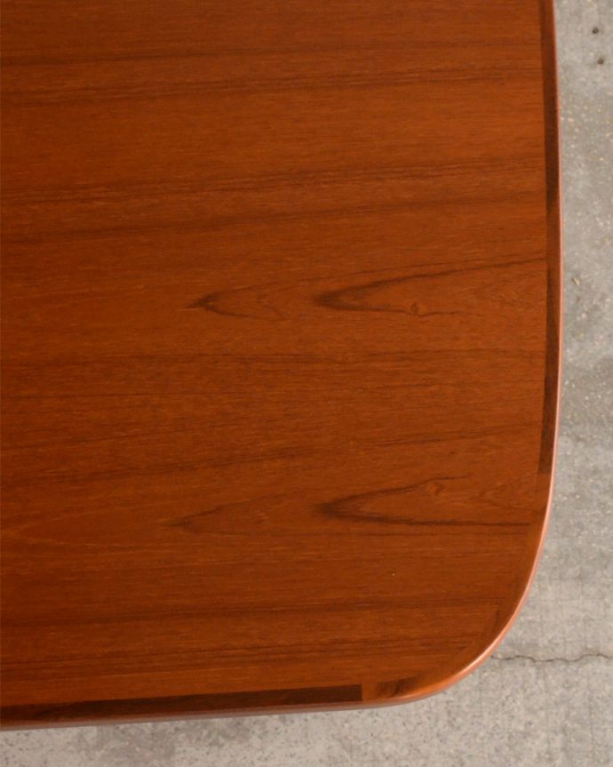 エクステンションテーブル　アンティーク家具　伸び縮みするダイニングテーブル、G-PLANのヴィンテージ家具。チーク材の木目もかっこよく出ています。(k-1591-f)
