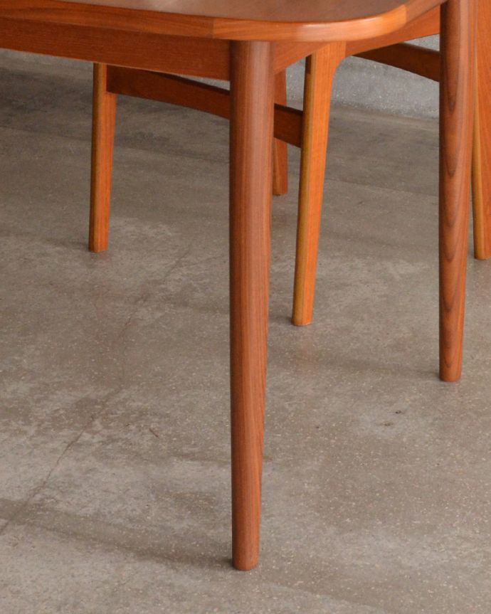 エクステンションテーブル　アンティーク家具　伸び縮みするダイニングテーブル、G-PLANのヴィンテージ家具。脚はすらっとシンプルなデザインです。(k-1591-f)