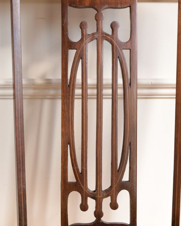 サロンチェア　アンティーク チェア　イギリスから届いた優雅なアンティークチェア、アールデコ様式の椅子。華やかな透かし彫り×象嵌驚くほどに美しい透かし彫り。(k-1592-c)