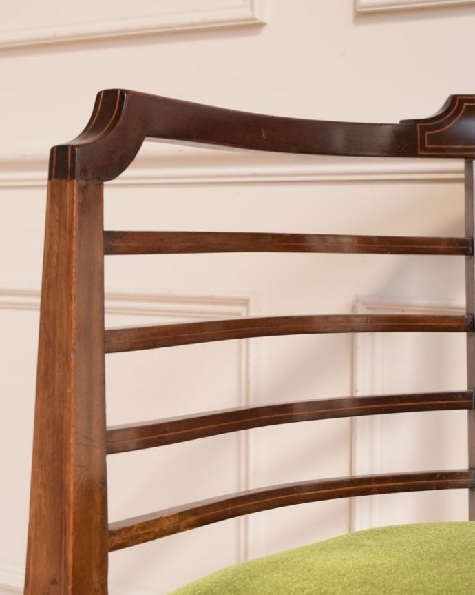 サロンチェア　アンティーク チェア　イギリスから届いた優雅なアンティークチェア、アールデコ様式の椅子。アーム部分にも注目肘を掛けておけるアームチェアは座ったときにやっぱりラク。(k-1592-c)
