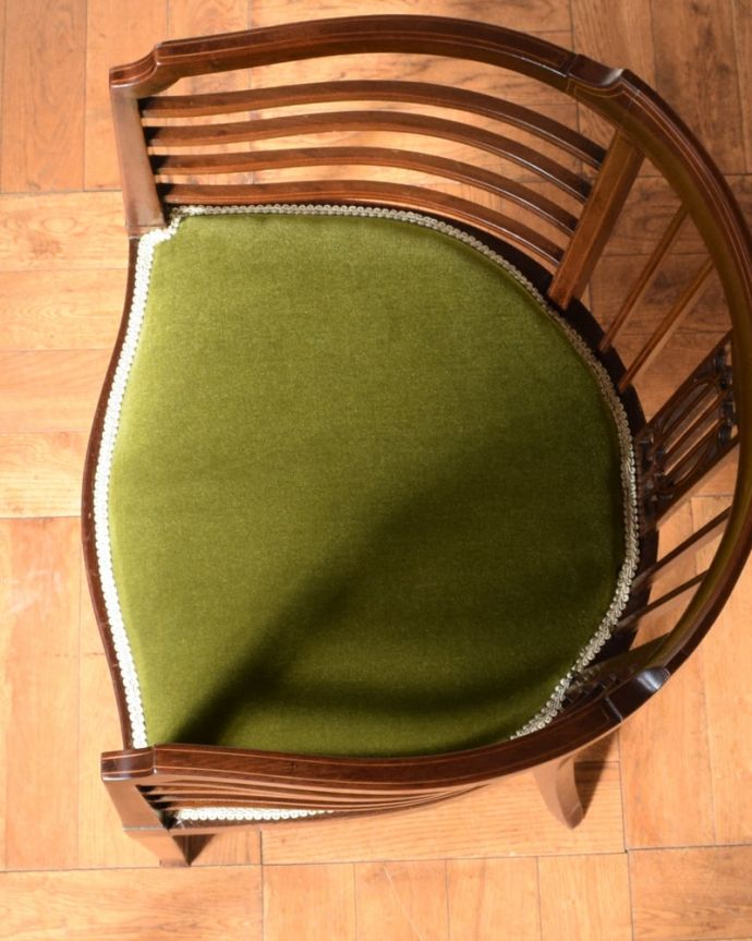 サロンチェア　アンティーク チェア　イギリスから届いた優雅なアンティークチェア、アールデコ様式の椅子。座面を上から見るとこんな感じ座面は布貼りなので、長時間座っても疲れません。(k-1592-c)