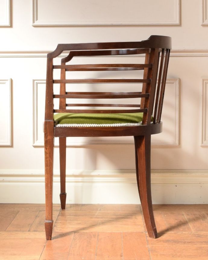 サロンチェア　アンティーク チェア　イギリスから届いた優雅なアンティークチェア、アールデコ様式の椅子。横から見ても優雅な立ち姿もちろん、横から見た姿も優雅で美しいんです。(k-1592-c)