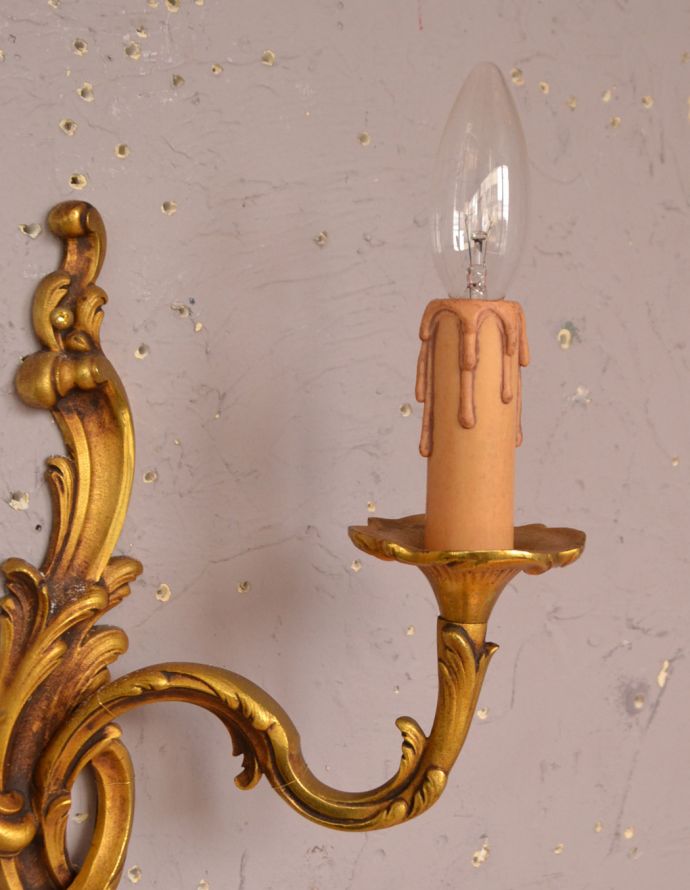 壁付けブラケット　照明・ライティング　フランス便で到着、アンティーク壁付け照明、真鍮製２灯タイプのウォールランプ（Ｅ17シャンデリア球付）。存在感のある素敵なアンティークのウォールブラケットです。(k-1592-z)