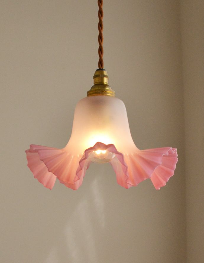 ペンダントライト　照明・ライティング　ピンクのフリルがフェミニンなアンティーク天井付け照明（ペンダントライト）（コード・丸球付き）。電気を点けるとこんな感じ。(k-1593-z)